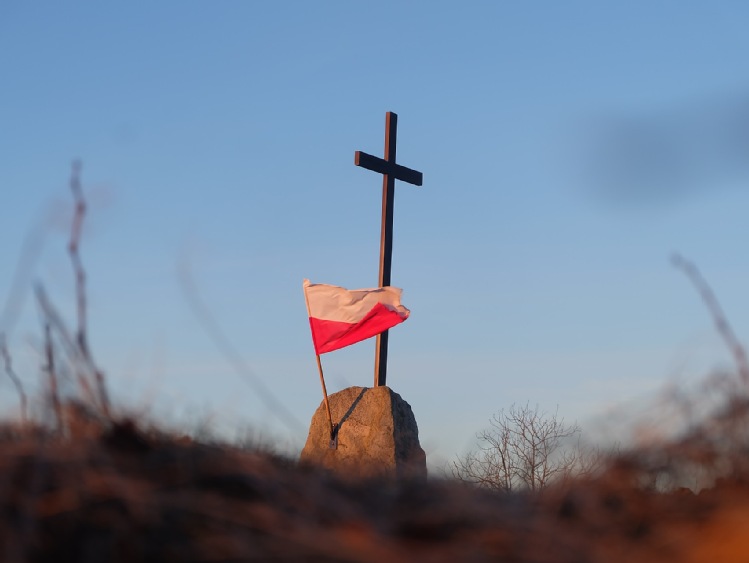 Biało-Czerwone to barwy niezwyciężone-Flaga nie mówi, ale przemawia